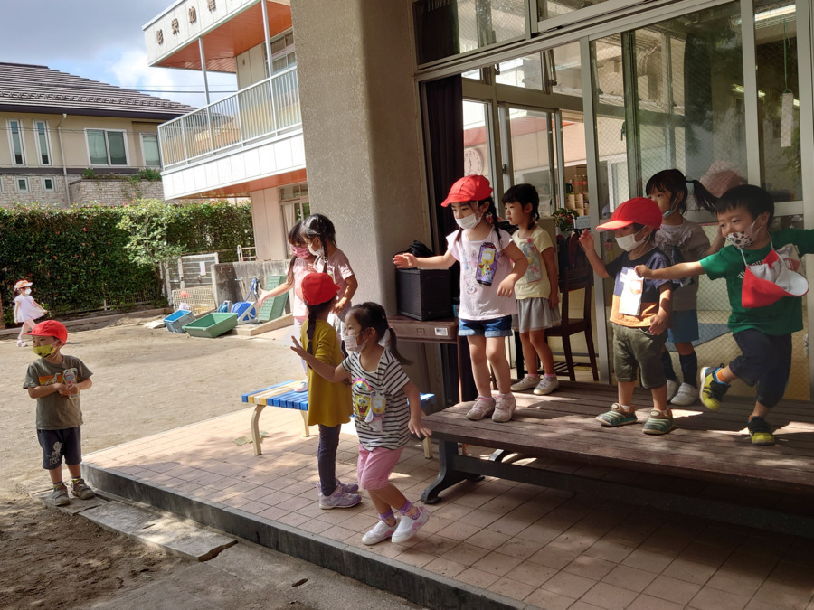 彰栄幼稚園の写真6枚目：年中さんと年少さんが踊ります。