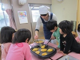 幼保連携型認定こども園 　興望館こども園（管理栄養士/栄養士の求人）の写真5枚目：保育室でできたておやつ