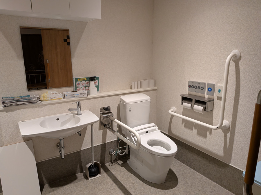 障がい者生活介護事業所スプラウト柴又(生活支援員の求人)の写真6枚目:清潔で広々としたトイレでスムーズに介助を行うことができます。
