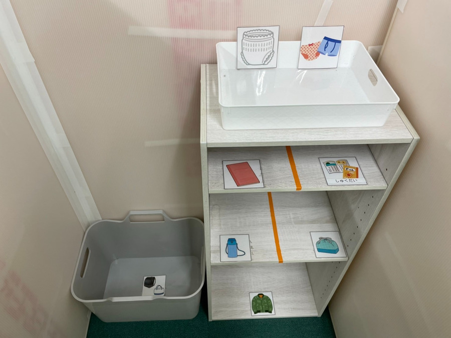 放課後等デイサービス　グリーンボトルハウス（児童指導員/指導員の求人）の写真2枚目：準備ブースです。視覚的にわかりやすく自分でできることを増やせる環境です。