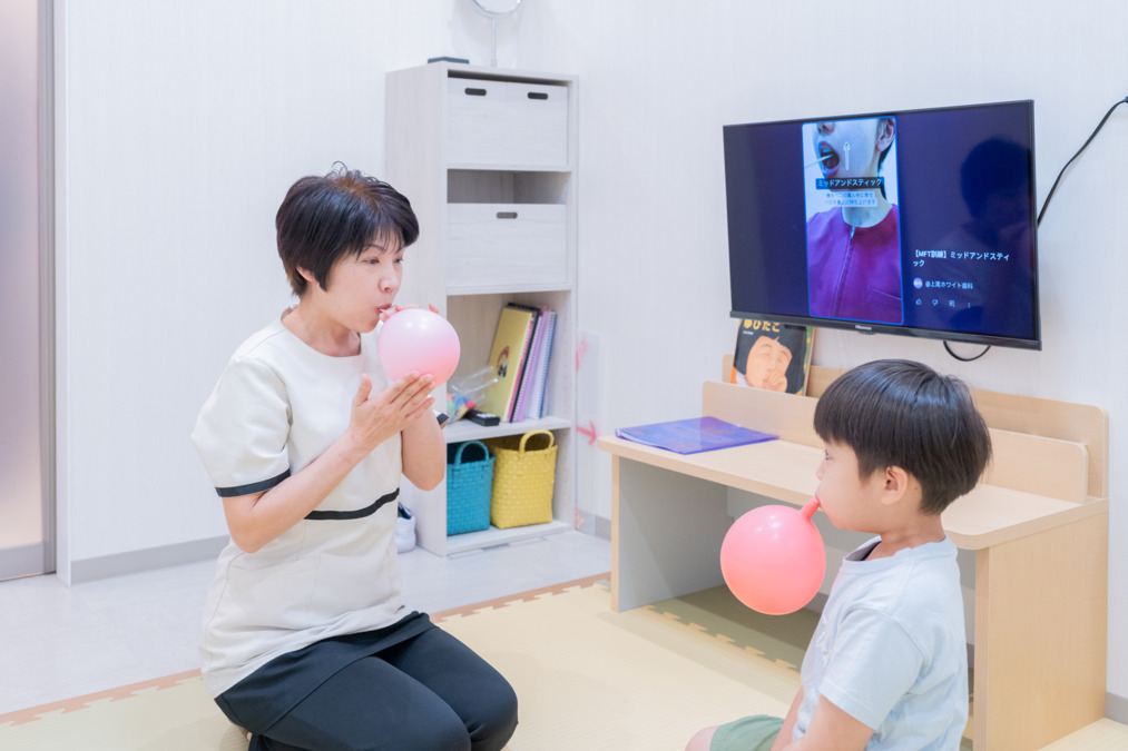 上尾ホワイト歯科（歯科助手の求人）の写真10枚目：小児の口腔発達促進のためのトレーニング