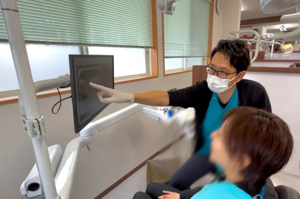 竹内歯科（歯科衛生士の求人）の写真6枚目：治療説明中の院長です！
