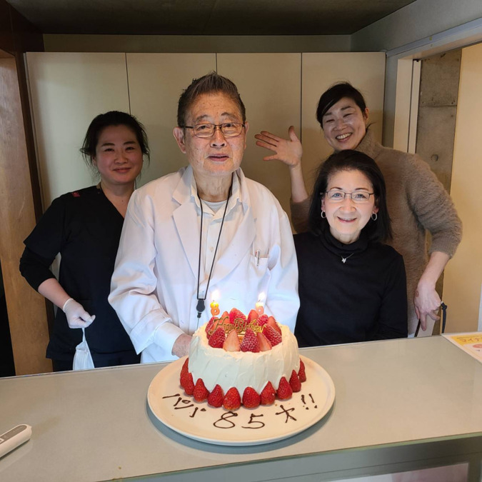 サトウ歯科の写真1枚目：院長の誕生日で、スタッフで、お祝いをしました。
