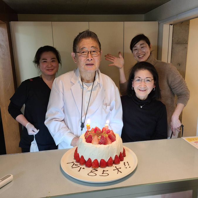 サトウ歯科の写真：院長の誕生日で、スタッフで、お祝いをしました。