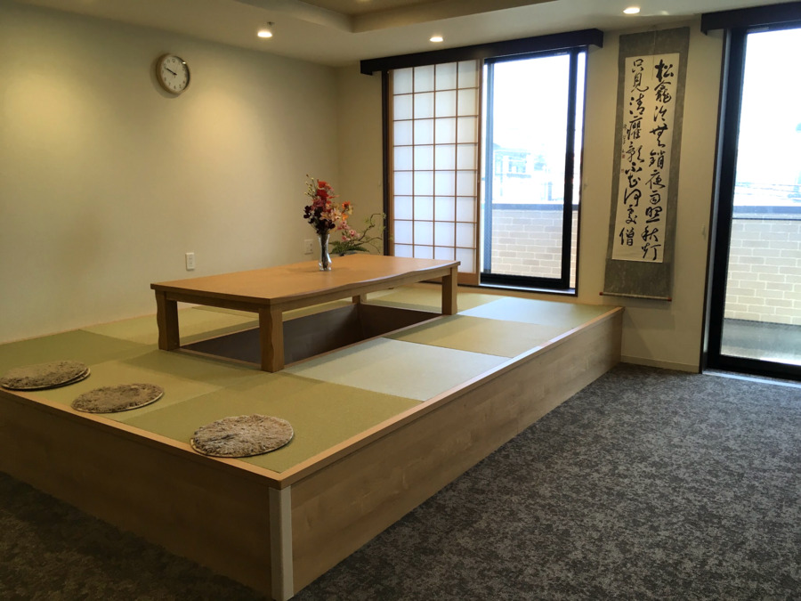 ミモザ藤沢皐月苑サービス付き高齢者向け住宅の写真6枚目：掘りごたつもございます。施設では感染症対策を徹底しマメに消毒を行っております。
