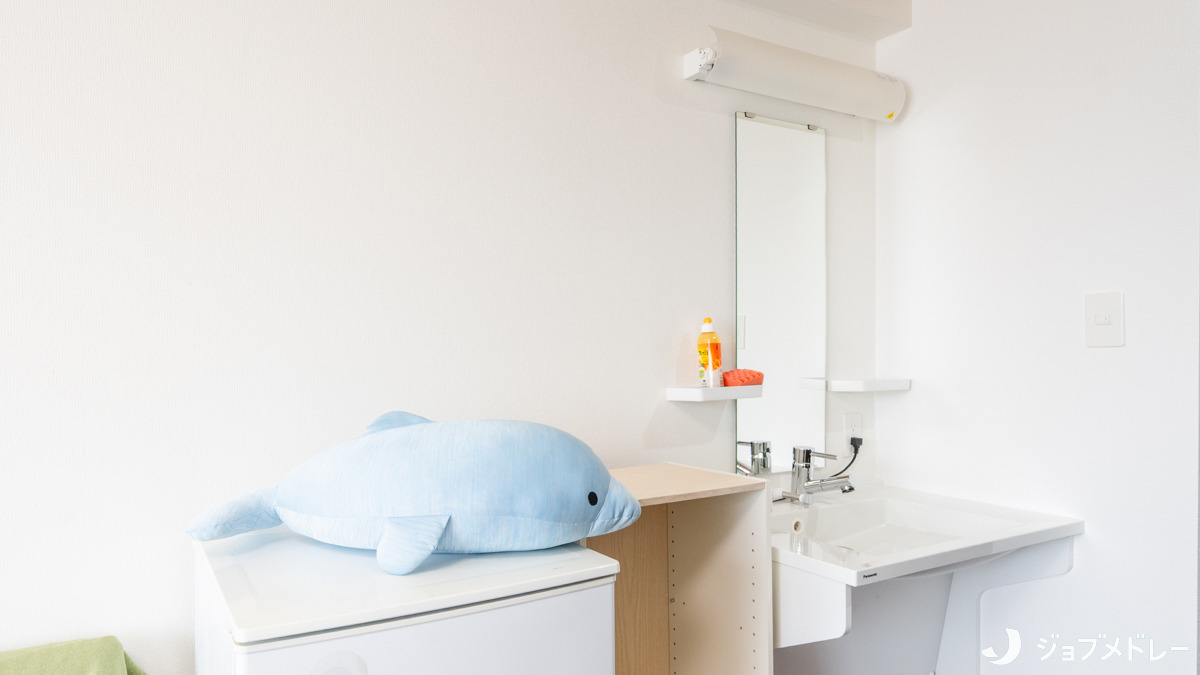 朝日ケアホーム山鼻の写真16枚目：居室内は白を基調とした清潔感のある内装です