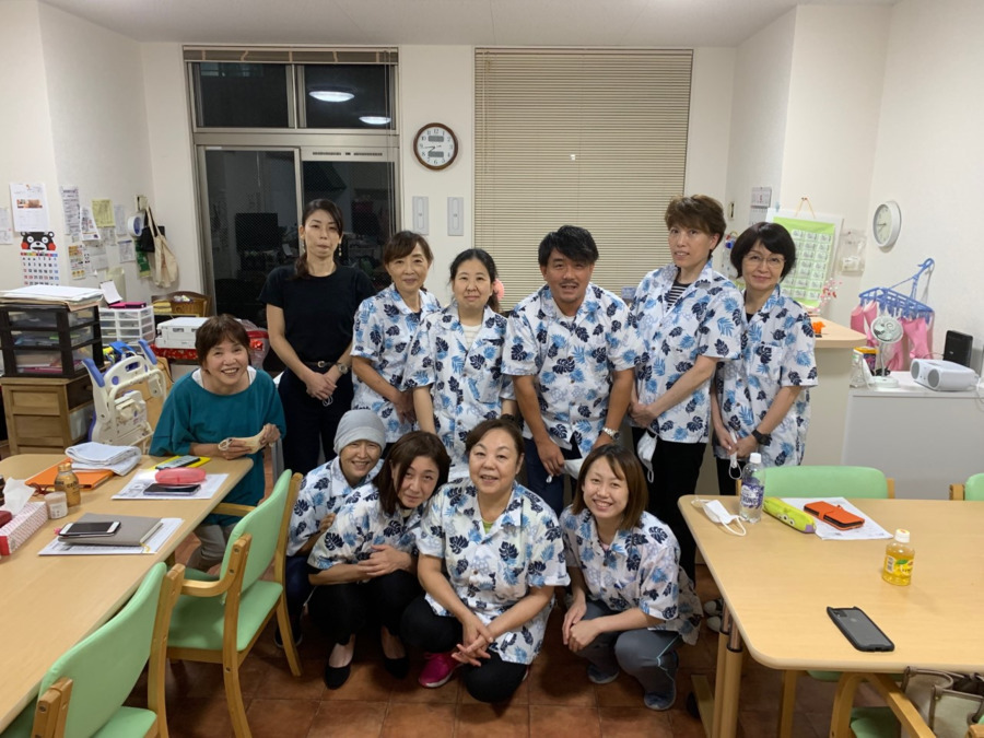 イレイト工房の写真8枚目：夏の制服はアロハシャツ、制服もみんなで考える。