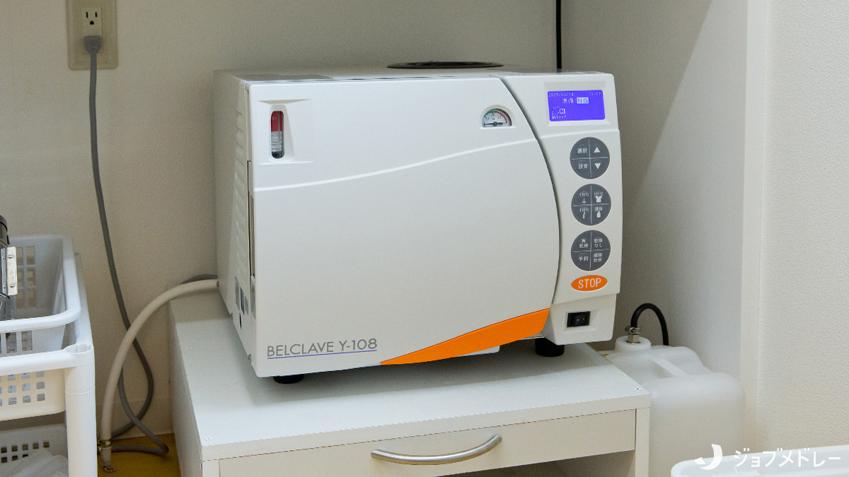 とうだい歯科クリニック（歯科衛生士の求人）の写真14枚目：日々の診療器具の滅菌に全自動高圧蒸気滅菌器を使用しています
