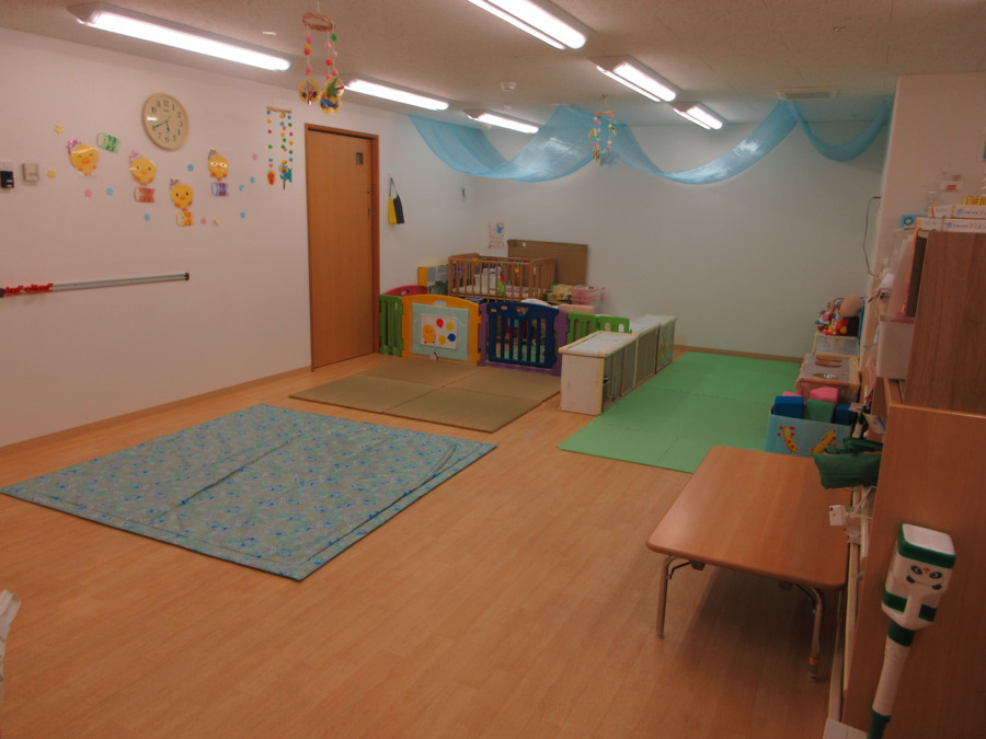 ニチイキッズ栄生保育園の写真7枚目：広いスペースで子ども一人ひとり向き合った保育を行っています！