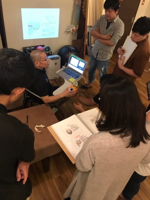 鍼灸整骨院　雨青舎の写真3枚目：院内勉強会。基礎医学から臨床テクニックまで。他院の先生も勉強に来られます。