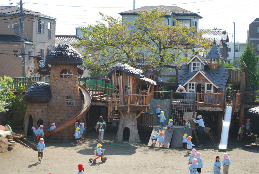 西浦和幼稚園の写真4枚目：大型遊具と広い園庭で思いっきり遊ぶ子ども達