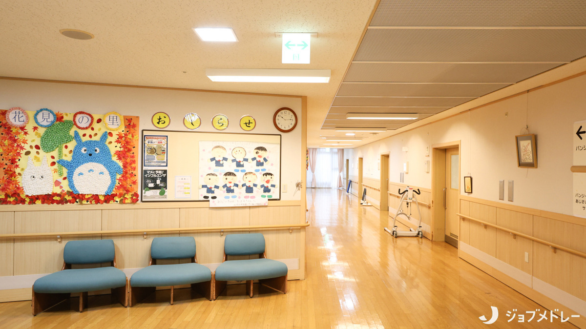 特別養護老人ホーム花見の里（介護職/ヘルパーの求人）の写真7枚目：清潔感のある広々とした空間です