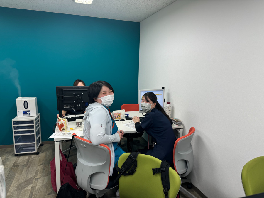公益社団法人中央区医師会訪問看護ステーションあかし（作業療法士の求人）の写真7枚目：フリーデスクで和気あいあい♡