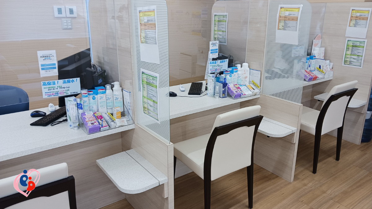 みどり薬局（薬剤師の求人）の写真4枚目：投薬台は5ブースあります。