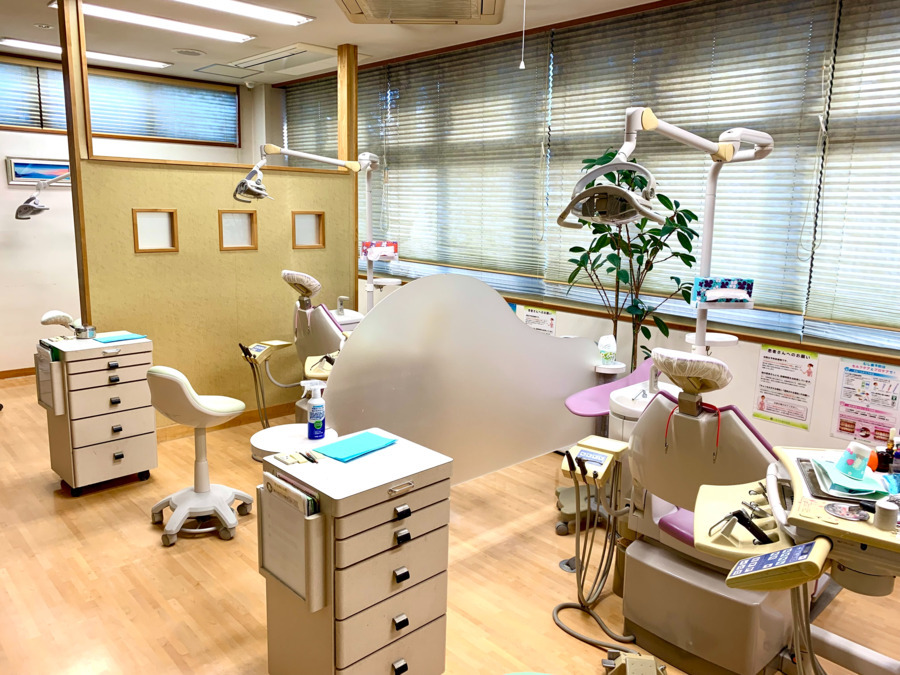 くまざわ歯科医院（歯科衛生士の求人）の写真3枚目：天窓もあり、明るい大きな診察室です