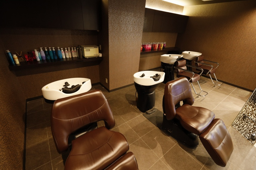 NEO Hair東武曳舟店(美容師の求人)の写真5枚目:落ち着いた雰囲気のスペースもあり、お客様にもリラックスしていただけます。