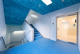 株式会社テノ．コーポレーション　Kuukids福岡の写真2枚目：保育園の入り口です。澄み渡るような青い壁につつまれて園児もワクワク！
