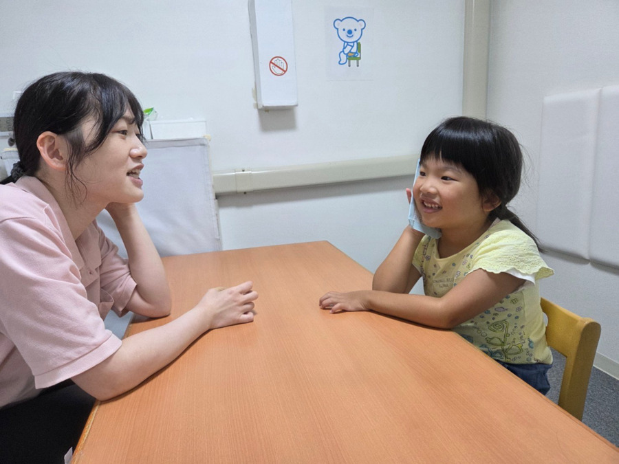 コペルプラス　大森教室（保育士の求人）の写真3枚目：「もしもし」と玩具教材を通して会話を楽しんでいます😊