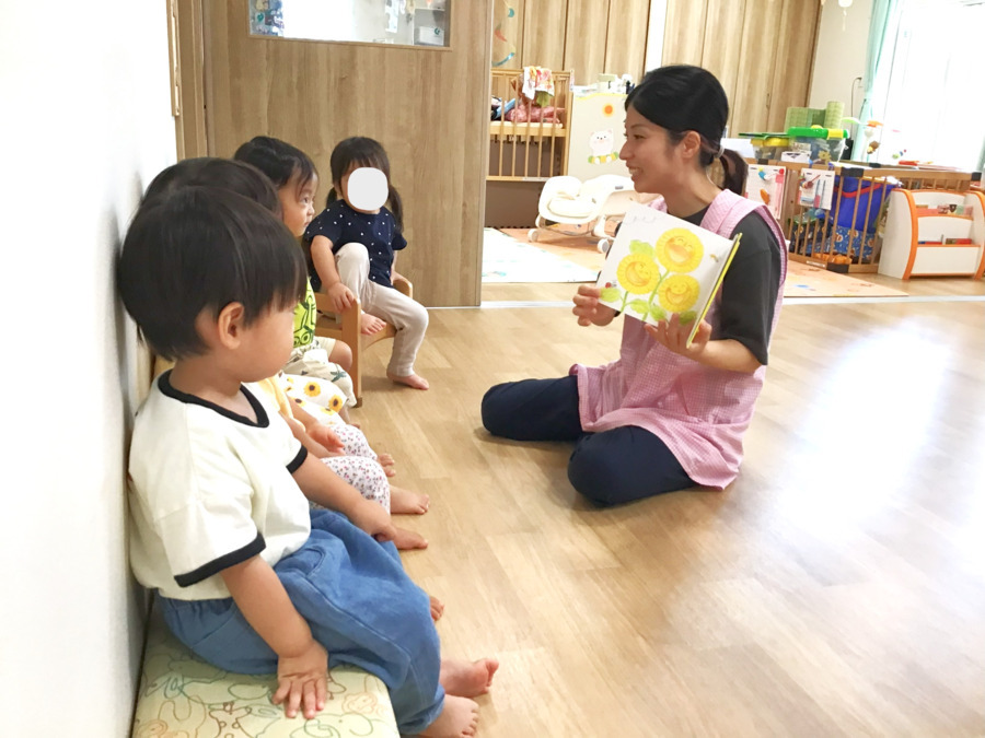 加木屋町サンフレンズ保育園の写真3枚目：絵本が大好きな子どもたちです