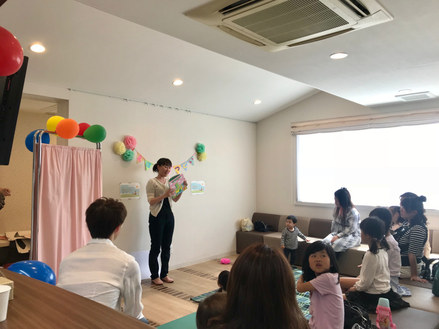 きむら内科小児科クリニック（臨床検査技師の求人）の写真19枚目：近隣のお子さんを招いて絵本の読み聞かせ会♪スタッフみんな扮装しました♪