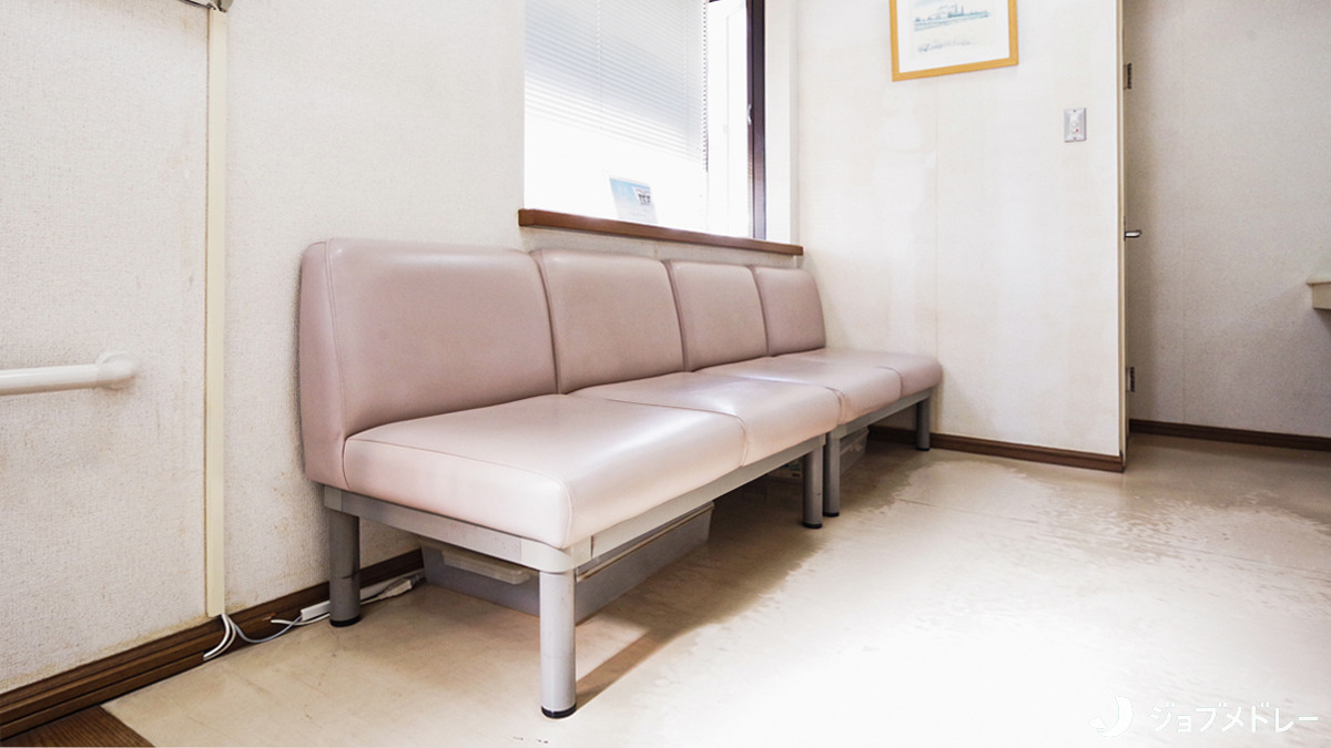 三上歯科医院（歯科衛生士の求人）の写真8枚目：待合室の様子です