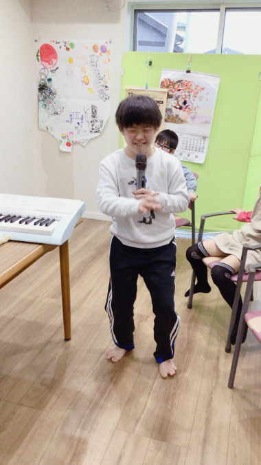 放課後等デイサービス　Gクレフの写真9枚目：大きな声　小さな声　自分で調整して出せるかな？　好きな音楽で挑戦！！
