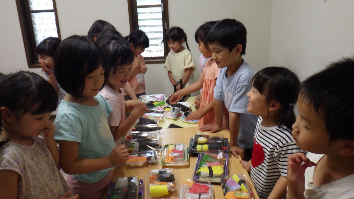 幼保連携型認定こども園 ニコニコ桜保育園（保育士の求人）の写真23枚目：お店屋さんごっこ、お寿司やさん