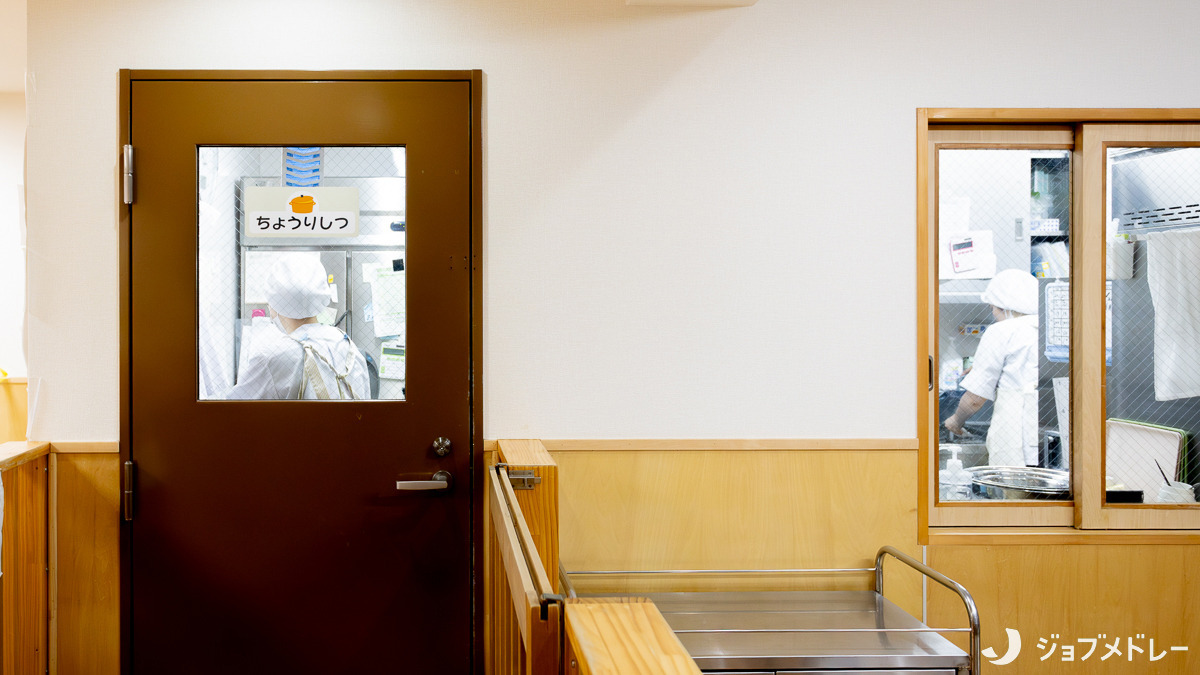 第六コスモ保育園(保育士の求人)の写真20枚目:調理室で手作りした栄養バランスに富んだお食事を提供しています