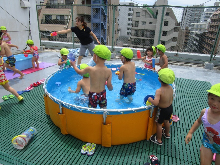 はなぞの保育室（保育士の求人）の写真10枚目：プール遊び