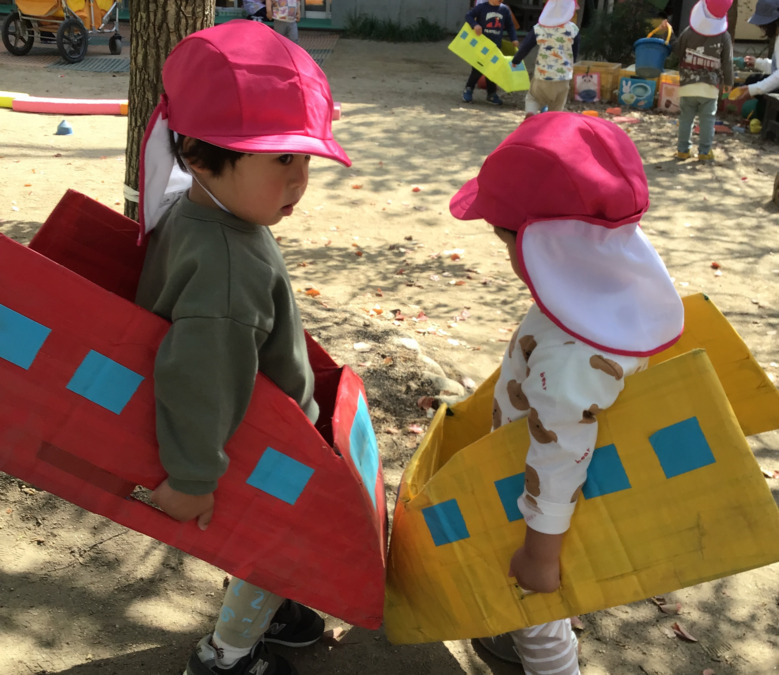 幼保連携型認定こども園 ニコニコ桜保育園の写真20枚目：先生手作りの電車でGo!