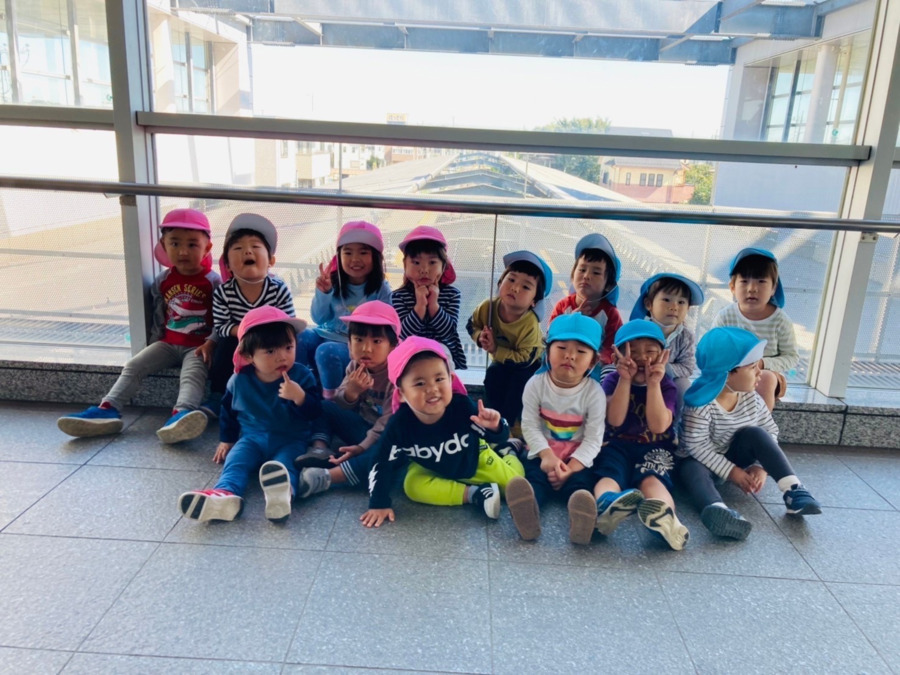 あそびのてんさい西大宮第二保育園の写真3枚目：隣駅の指扇園さんとの交流会。
２歳児になると電車に乗って移動します♪