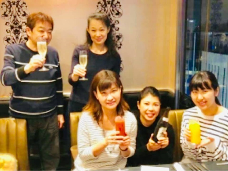 川崎歯科クリニック（歯科衛生士の求人）の写真8枚目：♪懇親会♪
仕事が終われば、和気あいあい。乾杯～。(^^♪