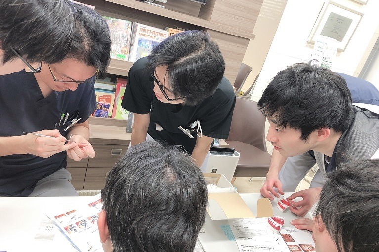 小室歯科矯正歯科近鉄あべのハルカス診療所(歯科医師の求人)の写真3枚目:分野毎のスペシャリストから若手まで、13名の歯科医師が在籍しています。