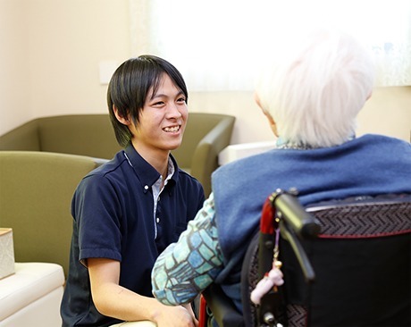 カノン三鷹(管理職(介護)の求人)の写真:何度もご利用いただく方が多いので、お顔を覚えてコミュニケーションできます。