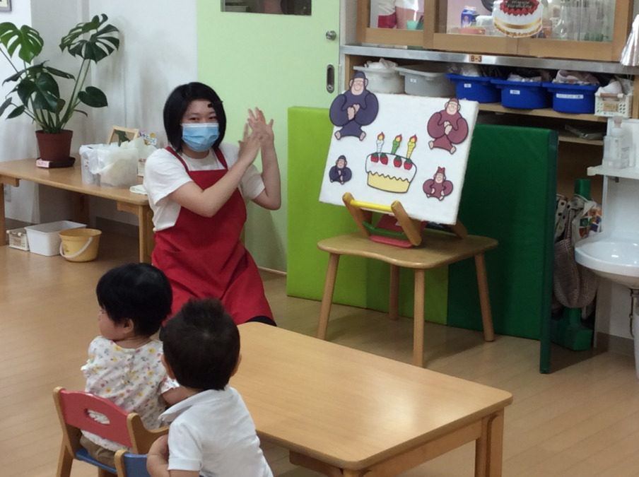 マグハウス都立大学（保育補助の求人）の写真7枚目：お誕生日会でのペープサート
