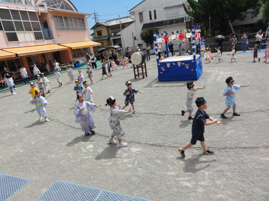 中島こども園(保育士の求人)の写真9枚目:夏まつりー7月上旬に実施 年中・年長や浴衣ですよ♡