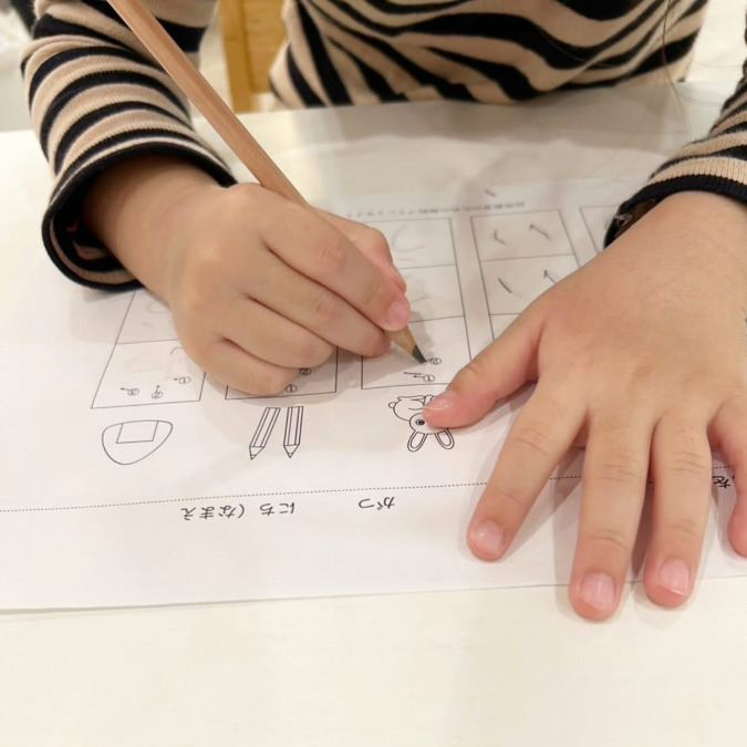 児童発達支援Tendresse（保育士の求人）の写真11枚目：『ひらがなを書こう』　見本を見て位置などを確認🖊　みんな真剣✊🏻 ̖́-‬
