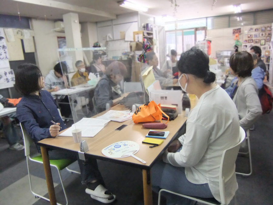 地域活動支援センターⅢ型悠遊舎えどがわの写真3枚目：午前と午後に職員とメンバーとでミーティングを行っています。