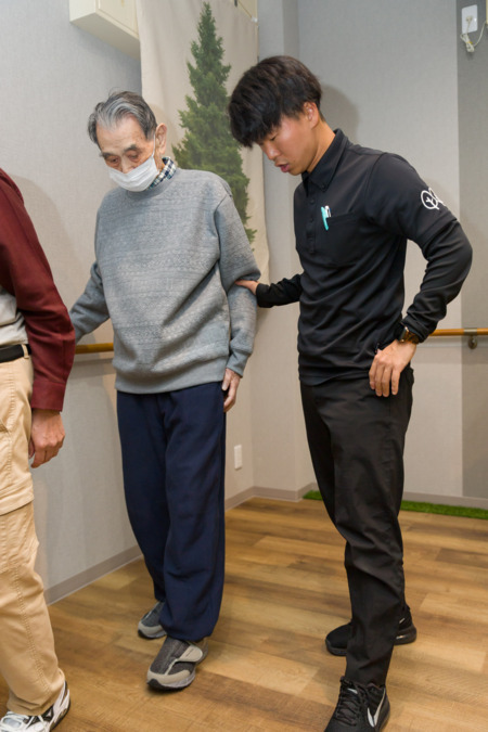 デイサービス メッツァ なかもず（生活相談員の求人）の写真3枚目：手摺を持って、歩行能力向上のプログラムも指導します。