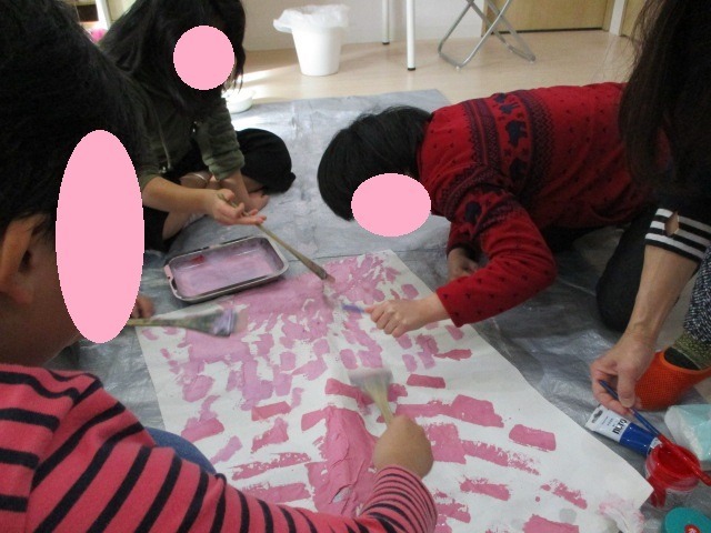 このこのアート京都市 堀川教室（児童指導員/指導員の求人）の写真3枚目：みんなで協力してひとつの作品を作ります。