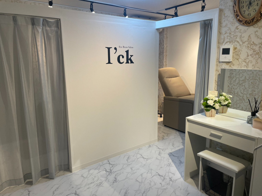 アイブロウサロンI’ck立川店の写真2枚目：白を基調とした落ち着いた雰囲気の店内です♪