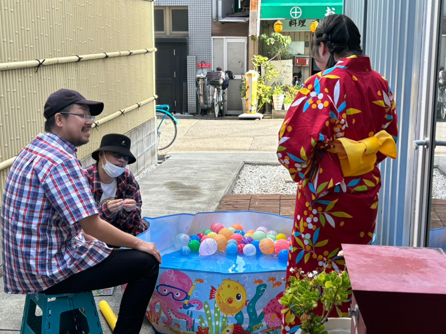COCOde恵美須（生活支援員の求人）の写真3枚目：夏祭りはメンバーさんが楽しみにしている恒例行事。ホームが用意した浴衣も人気です。