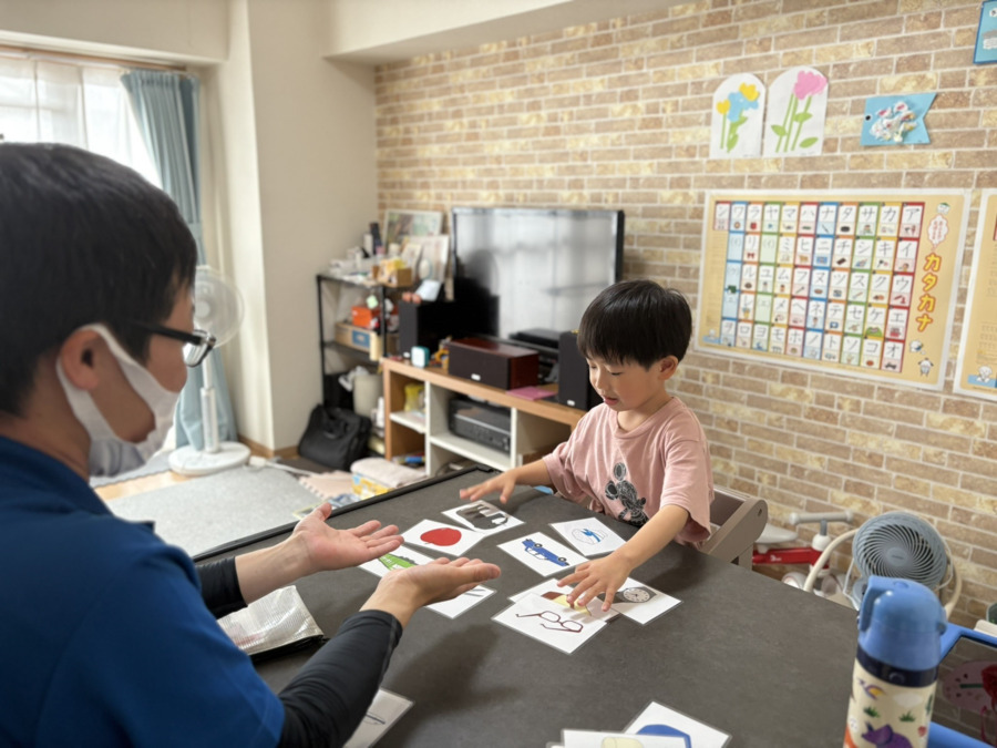 こどもとこころの訪問看護ステーション【2025年04月オープン】（言語聴覚士の求人）の写真13枚目：こどもの言語訓練の様子