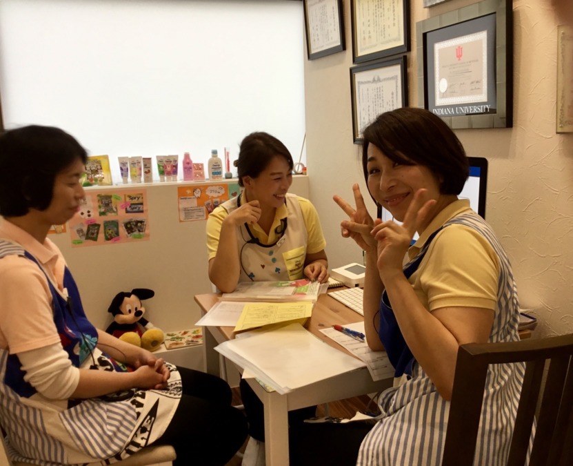 医療法人茜会　みかげ小児歯科・矯正歯科クリニック（管理栄養士/栄養士の求人）の写真3枚目：勉強中も楽しく！でも真剣です☆