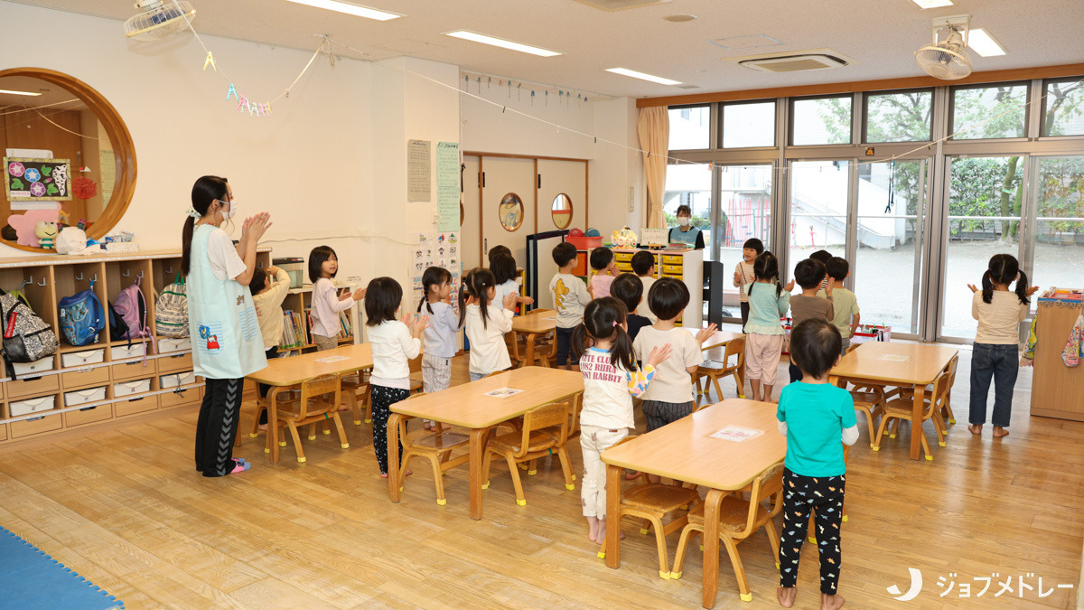 玉川保育園(保育士の求人)の写真10枚目:音楽に親しむ時間です♪