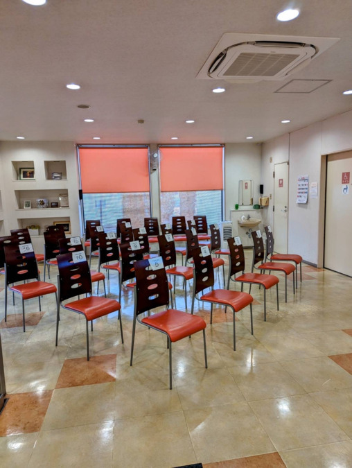 医療法人社団主正会かわさきクリニック（理学療法士の求人）の写真4枚目：清潔保持に努めている待合室