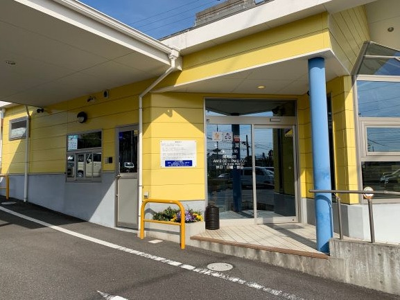 モリワキ薬局の写真2枚目：お店の入口です。右手にはスロープもあり、バリアフリーとなっています◎
