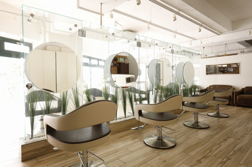 NEO Hair東武曳舟店(美容師の求人)の写真4枚目:美容室(レディースブース)は自然光が入って明るい雰囲気です!