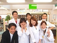 いちご薬局（薬剤師の求人）の写真1枚目：首里駅から車で15分！元気なスタッフと一緒にスキルアップしませんか♪