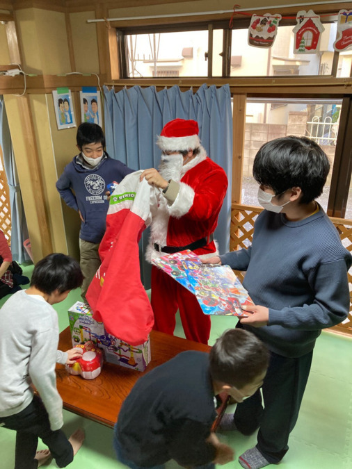 放課後なかよしくらぶ（児童指導員/指導員の求人）の写真13枚目：サンタさんがプレゼントを持って来てきれました！
